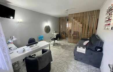 Imagem: A casa possui 4 Dormitórios, 2 Banheiros, 3 Vagas na garagem