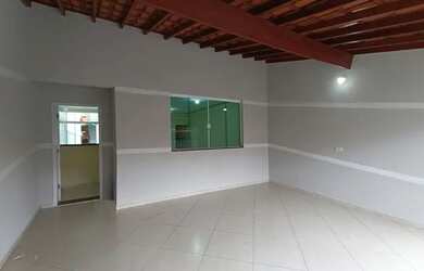 Imagem: A casa possui 3 Dormitórios, 2 Banheiros, 2 Vagas na garagem