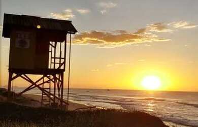 Imagem 4: Reserva de Casa na Praia de Barra do Sul Perto do Mar. Por Finais de Semana