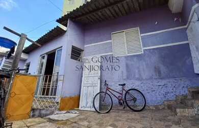 Imagem: A casa possui 2 Dormitórios, 1 Banheiro, 4 Vagas na garagem