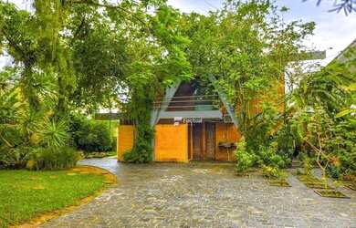 Imagem: A casa possui 4 Dormitórios, 5 Banheiros, 4 Vagas na garagem