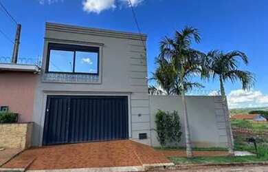 Imagem: A casa possui 3 Dormitórios, 2 Banheiros, 2 Vagas na garagem