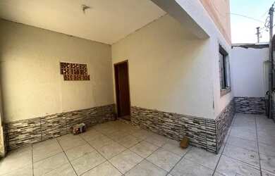 Imagem: A casa possui 3 Dormitórios, 1 Banheiro, 1 Vaga na garagem