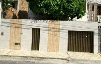 Imagem: A casa possui 4 Dormitórios, 3 Banheiros, 1 Vaga na garagem