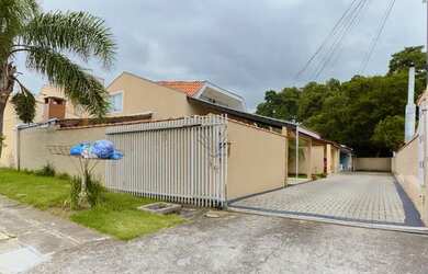 Imagem: A casa possui 3 Dormitórios, 1 Banheiro, 3 Vagas na garagem