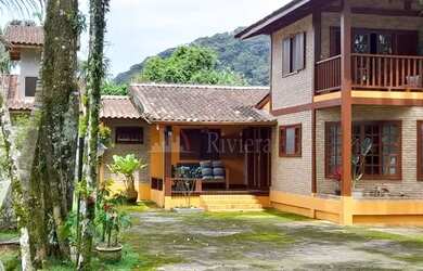 Imagem: A casa possui 4 Dormitórios, 3 Banheiros, 2 Vagas na garagem