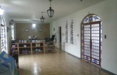 Imagem: A casa possui 3 Dormitórios, 2 Banheiros, 3 Vagas na garagem