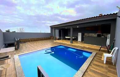 Imagem: A casa possui 2 Dormitórios, 2 Banheiros, 2 Vagas na garagem