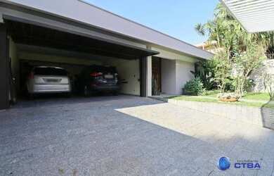 Imagem: A casa possui 4 Dormitórios, 3 Banheiros, 4 Vagas na garagem