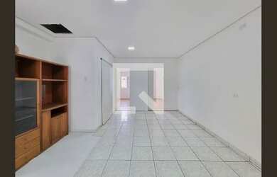 Imagem: A casa possui 3 Dormitórios, 1 Banheiro, 1 Vaga na garagem