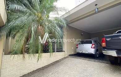 Imagem: A casa possui 3 Dormitórios, 3 Banheiros, 4 Vagas na garagem