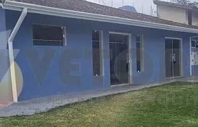 Imagem: A casa possui 3 Dormitórios, 2 Banheiros, 5 Vagas na garagem