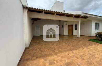 Imagem: A casa possui 3 Dormitórios, 5 Banheiros, 3 Vagas na garagem