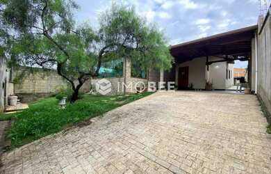 Imagem: A casa possui 4 Dormitórios, 5 Banheiros, 4 Vagas na garagem