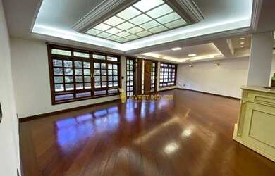 Imagem: A casa possui 4 Dormitórios, 4 Banheiros, 5 Vagas na garagem