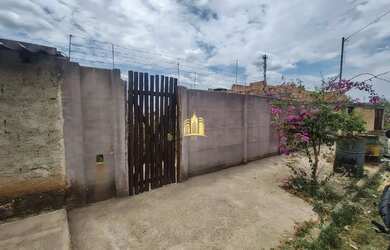 Imagem: A casa possui 2 Dormitórios, 1 Banheiro, 1 Vaga na garagem