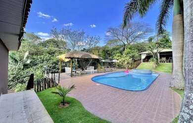 Imagem: A casa em condomínio possui 5 Dormitórios, 5 Banheiros, 5