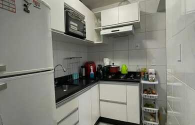 Imagem: O apartamento possui 2 Dormitórios, 1 Banheiro, 1 Vaga na garagem