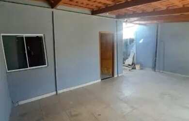 Imagem: A casa possui 3 Dormitórios, 2 Banheiros e está localizado