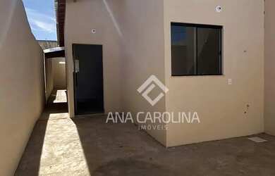 Imagem: A casa possui 3 Dormitórios, 1 Banheiro, 2 Vagas na garagem