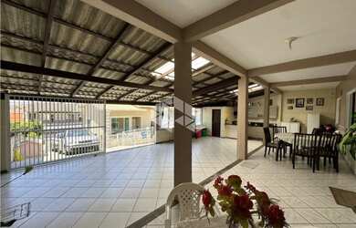 Imagem: A casa possui 5 Dormitórios, 4 Banheiros, 4 Vagas na garagem