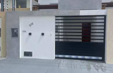 Imagem: A casa em condomínio possui 2 Dormitórios, 2 Banheiros, 1