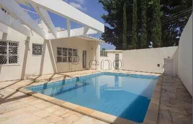 Imagem: A casa possui 4 Dormitórios, 1 Banheiro, 4 Vagas na garagem