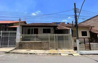 Imagem: A casa possui 2 Dormitórios, 2 Banheiros, 2 Vagas na garagem