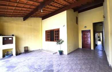 Imagem: A casa possui 3 Dormitórios, 2 Banheiros, 2 Vagas na garagem