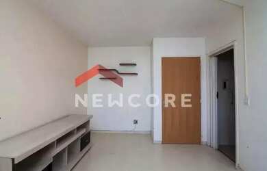 Imagem: O apartamento possui 2 Dormitórios, 1 Banheiro, 1 Vaga na garagem