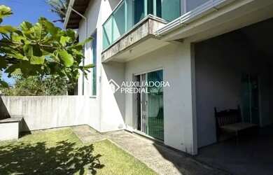 Imagem: A casa e possui 2 Dormitórios, 3 Banheiros, 2 Vagas na garagem