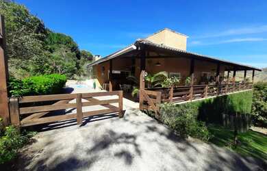 Imagem: A casa em condomínio possui 5 Dormitórios, 5 Banheiros, 5