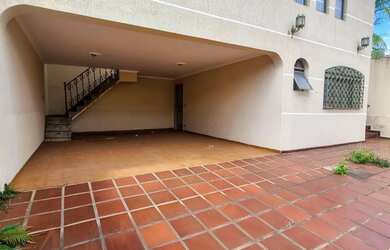 Imagem: A casa possui 5 Dormitórios, 5 Banheiros, 2 Vagas na garagem