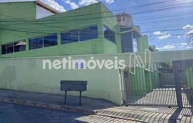 Imagem: A casa possui 3 Dormitórios, 1 Banheiro, 2 Vagas na garagem