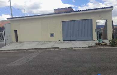 Imagem: A casa possui 1 Dormitório, 1 Banheiro, 1 Vaga na garagem e