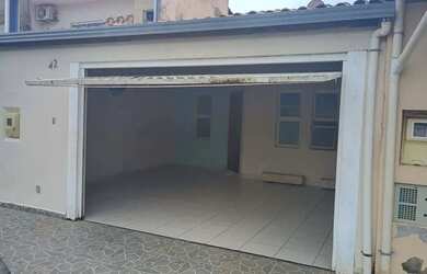 Imagem: A casa possui 2 Dormitórios, 1 Banheiro, 2 Vagas na garagem
