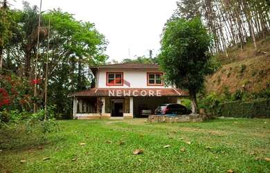 Imagem: A casa possui 5 Dormitórios, 5 Banheiros, 4 Vagas na garagem