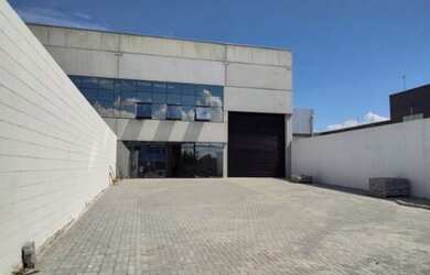 Imagem: O depósito para alugar possui 5 Vagas na garagem, 1400m² de