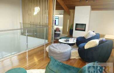 Imagem: A casa possui 4 Dormitórios, 1 Banheiro, 5 Vagas na garagem