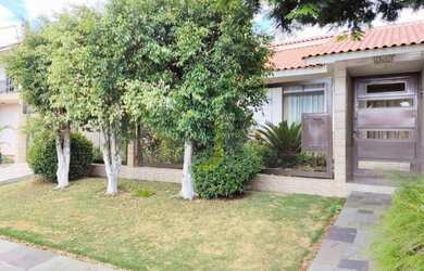 Imagem: A casa possui 3 Dormitórios, 2 Banheiros, 2 Vagas na garagem