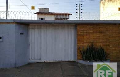 Imagem: A casa possui 4 Dormitórios, 1 Banheiro e 300m² de Área e