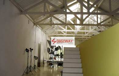 Imagem: O depósito possui 3 Vagas na garagem e 550m² de Área e está