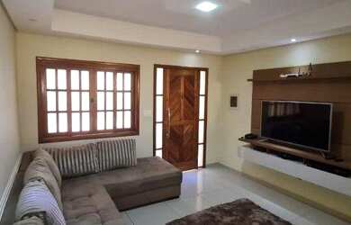 Imagem: A casa possui 3 Dormitórios, 3 Banheiros, 2 Vagas na garagem