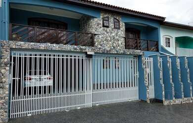 Imagem: A casa possui 3 Dormitórios, 1 Banheiro, 4 Vagas na garagem