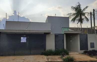 Imagem: A casa possui 2 Dormitórios, 1 Banheiro, 2 Vagas na garagem