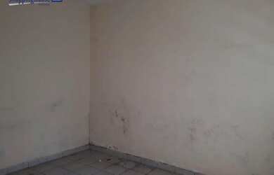 Imagem: A casa possui 3 Dormitórios, 1 Banheiro, 2 Vagas na garagem