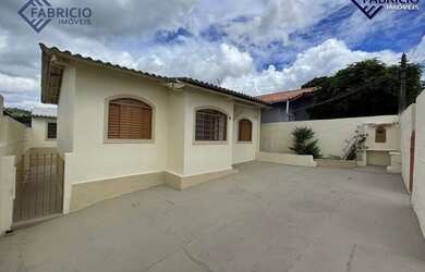 Imagem: A casa possui 3 Dormitórios, 2 Banheiros, 2 Vagas na garagem