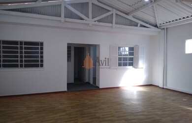 Imagem: O depósito possui 4 Vagas na garagem, 330m² de Área e está