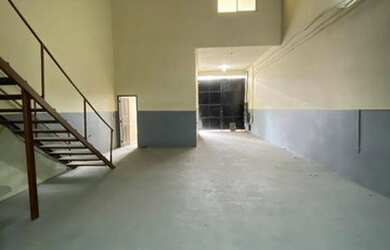 Imagem: O depósito possui 3 Vagas na garagem, 378m² de Área e está