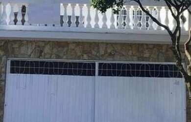 Imagem: A casa possui 2 Dormitórios, 1 Banheiro, 2 Vagas na garagem